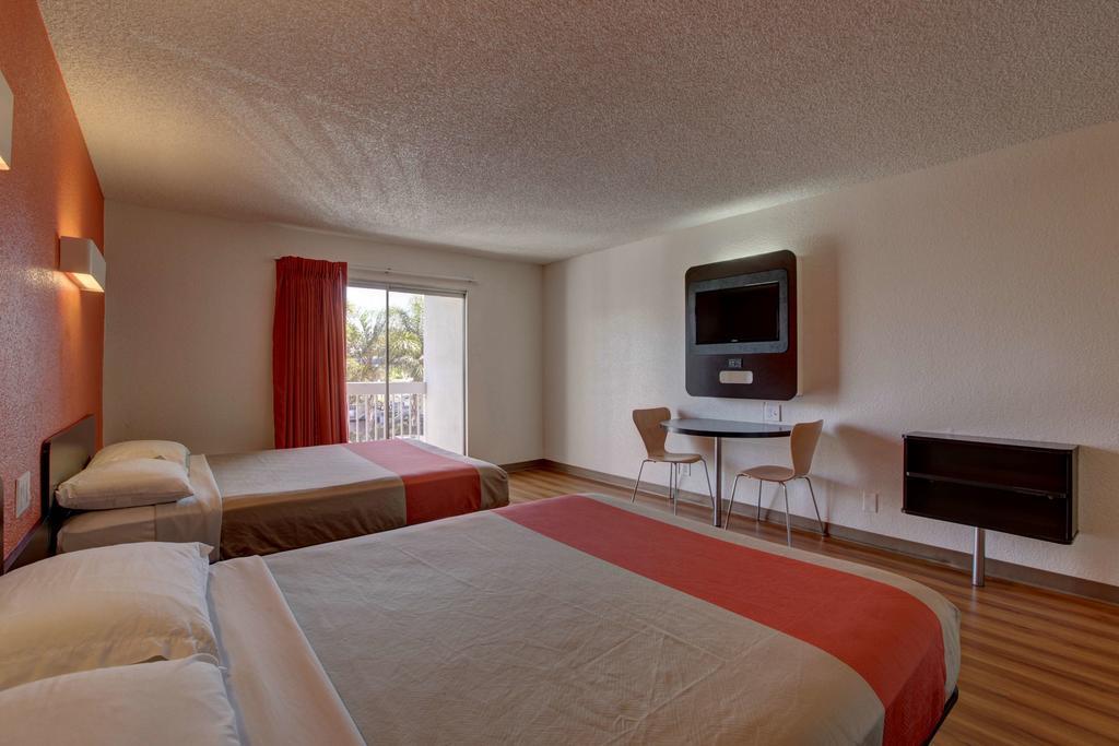 Hotel 6-santa Ana, Ca - Irvine - Orange County Airport