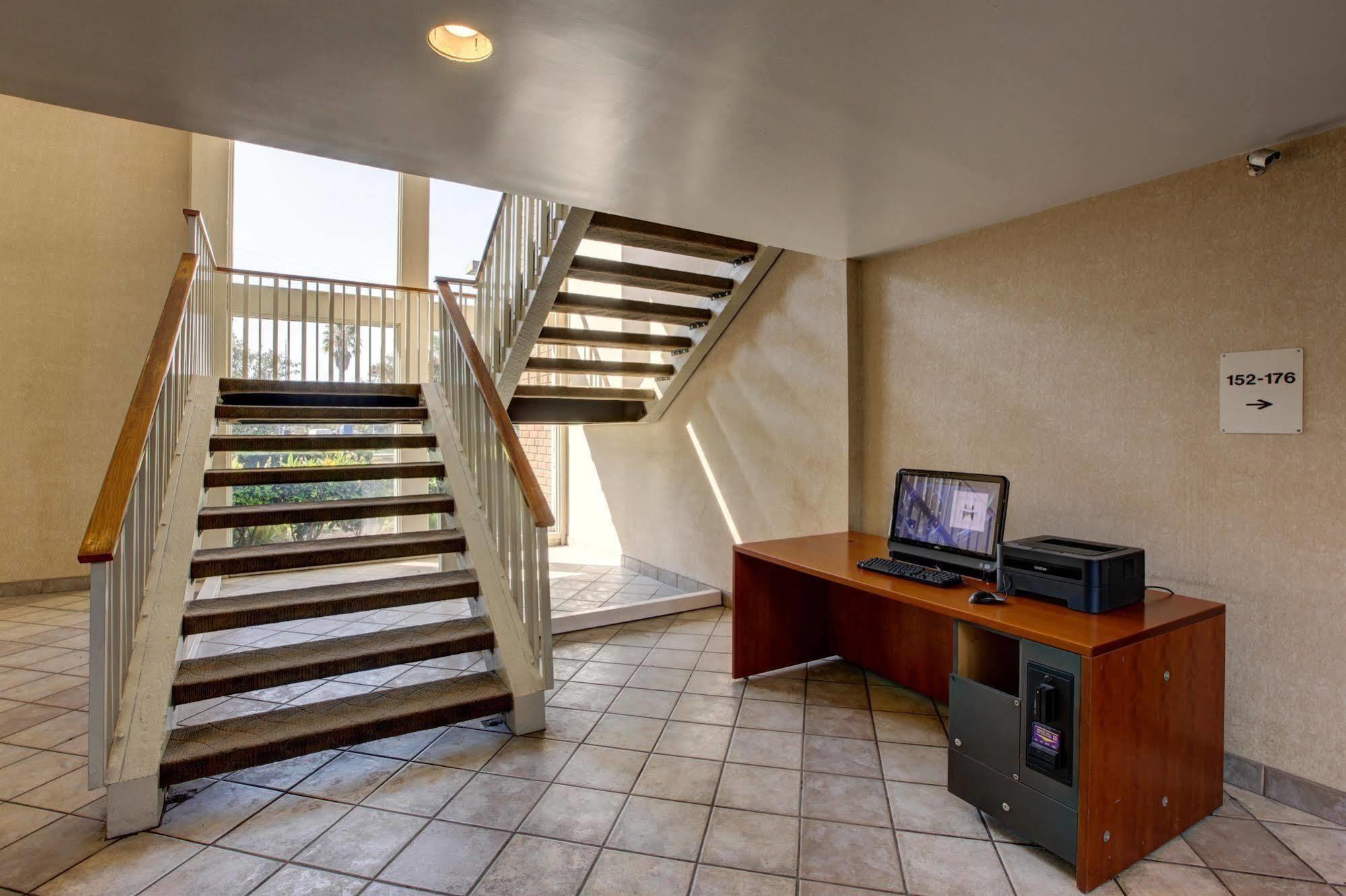Hotel 6-santa Ana, Ca - Irvine - Orange County Airport
