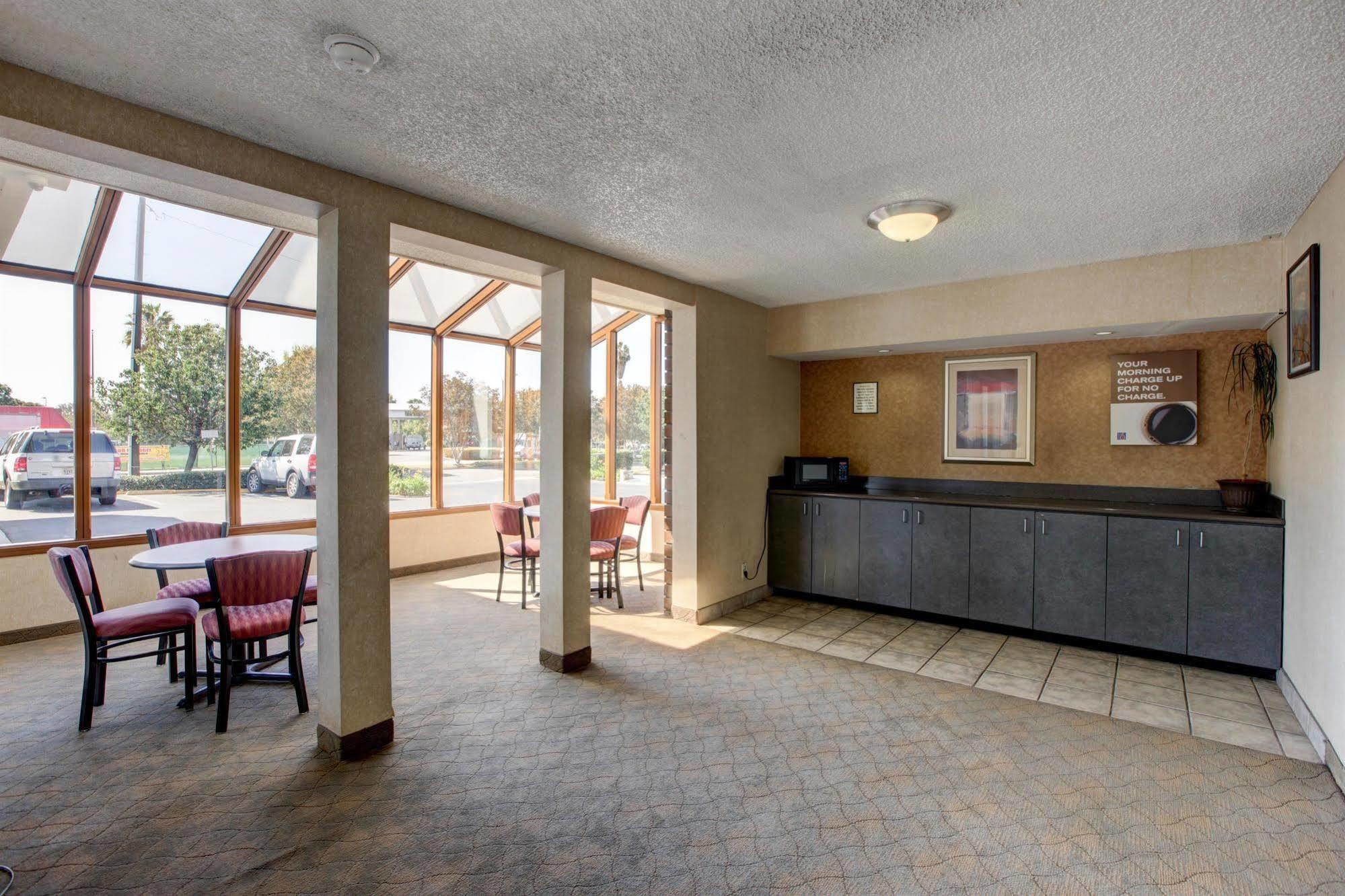 6-santa Ana, Ca - Irvine - Orange County Airport 2*