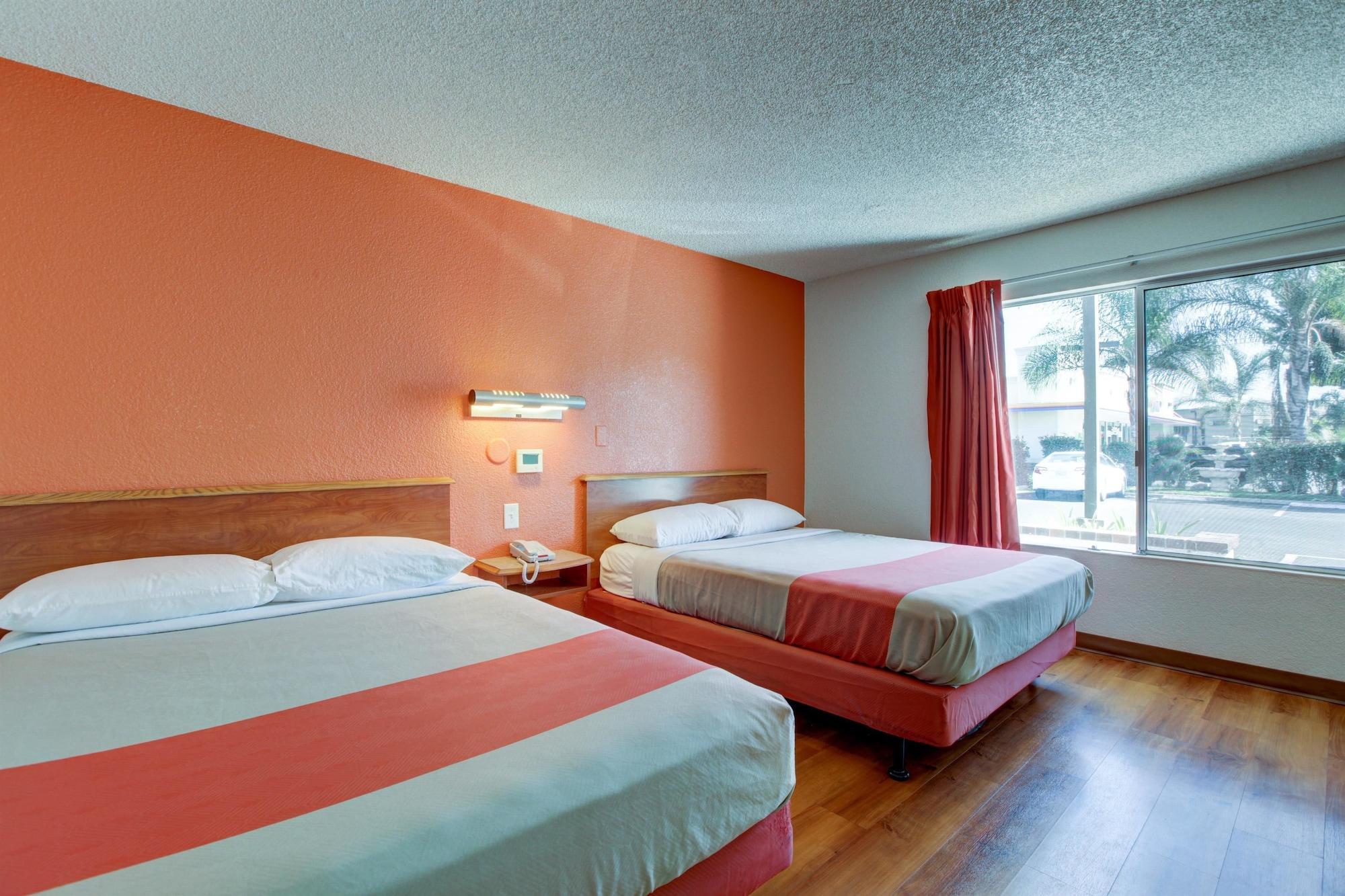 Hotel 6-santa Ana, Ca - Irvine - Orange County Airport