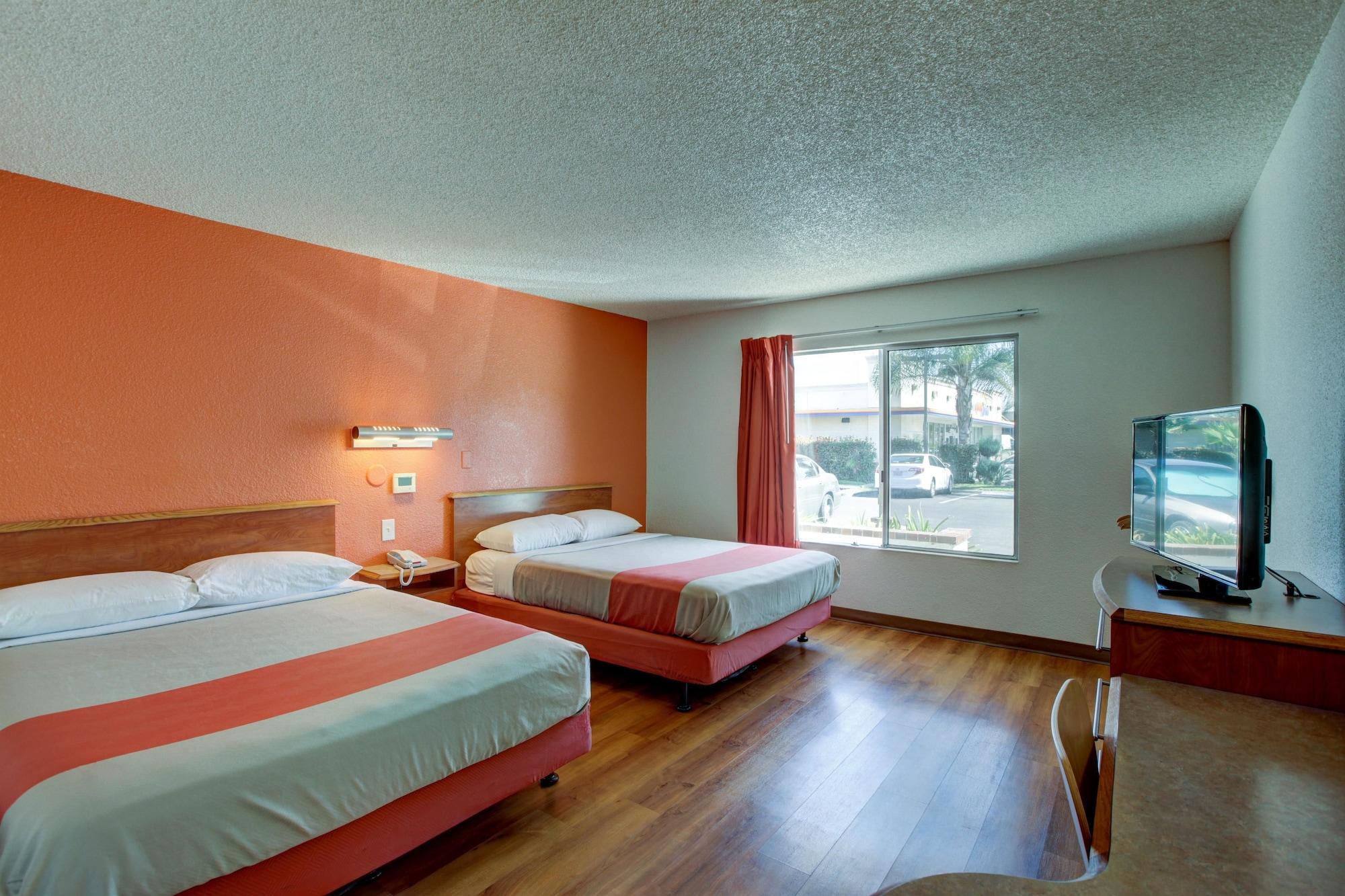 Hotel 6-santa Ana, Ca - Irvine - Orange County Airport 2*