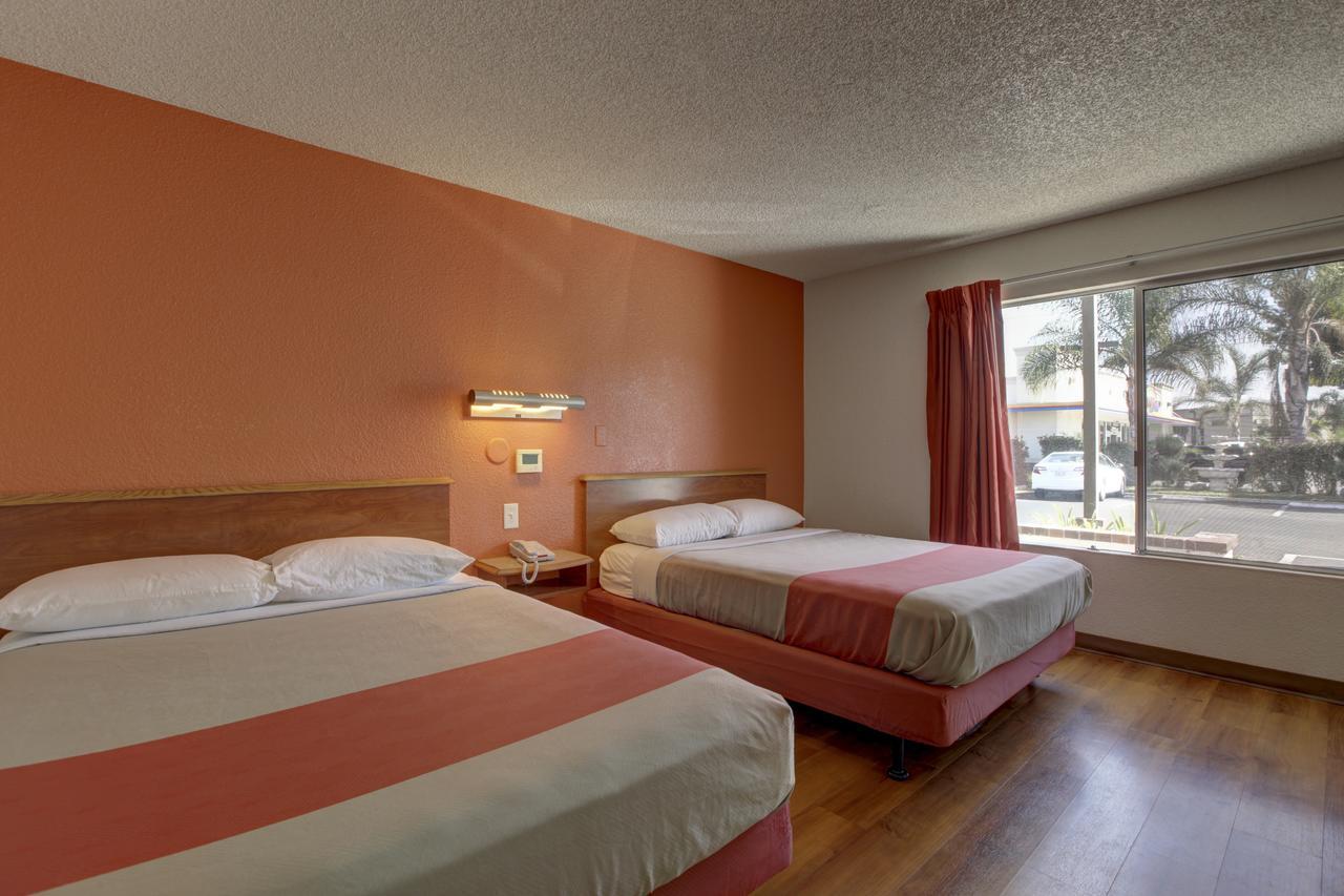 6-santa Ana, Ca - Irvine - Orange County Airport 2*